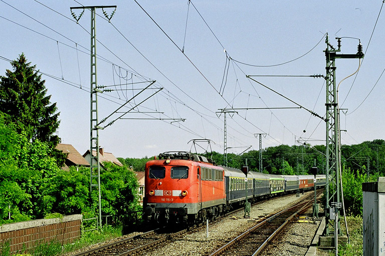 110 115 mit DZ 13088 bei km 16,8 (Juni 2006)