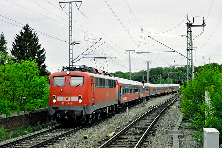 110 216 mit DZ 13085 bei km 16,8 (Mai 2006)