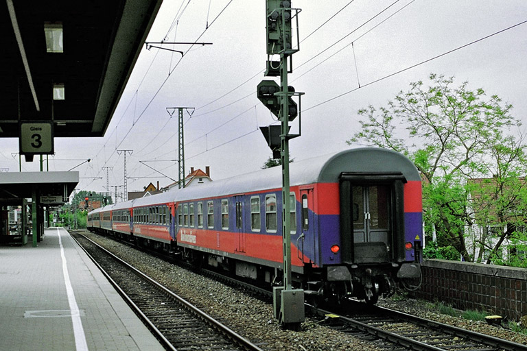 110 216 mit DZ 13085 bei km 16,6 (Mai 2006)