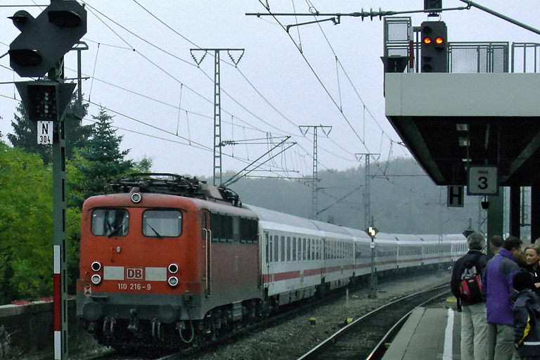 110 216 mit IC 2801 bei km 16,8 (Oktober 2006)