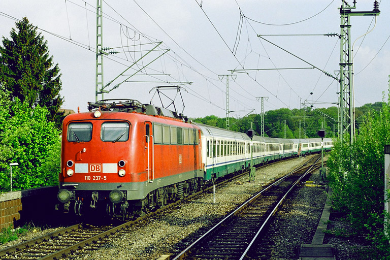 110 237 mit EC 2854 bei km 16,8 (Mai 2006)