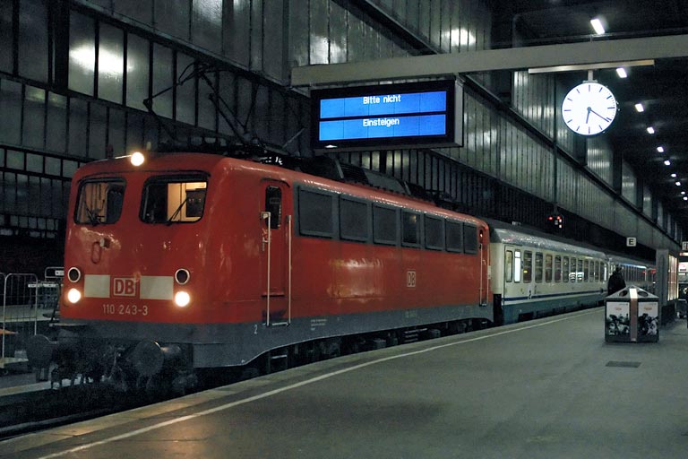110 243 mit EC 2801 bei km 0,2 (November 2006)