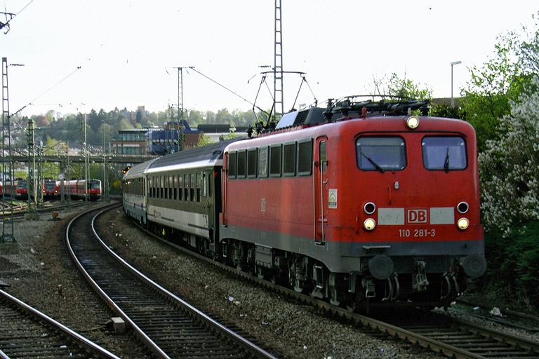 110 281 mit CIS 2802 bei km 15,8 (April 2006)
