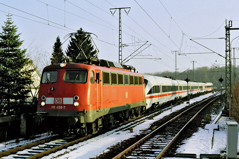 110 458 und 415 083 bei km 16,8 (Januar 2006)