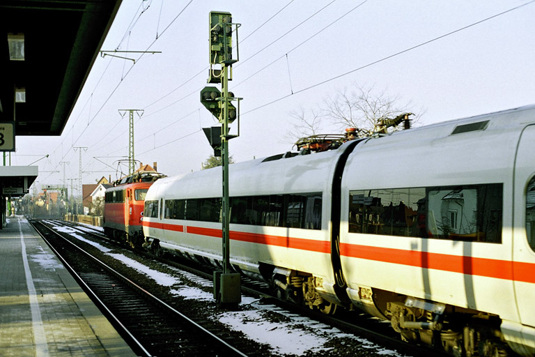 110 458 und 415 083 bei km 16,8 (Januar 2006)