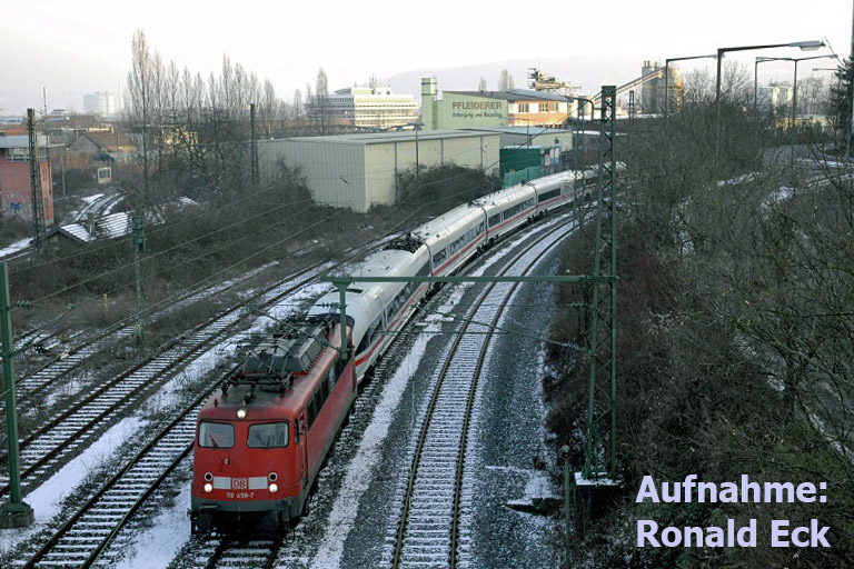 110 458 und 415 083 in der Verbindungskurve Stuttgart-Nord (Januar 2006)
