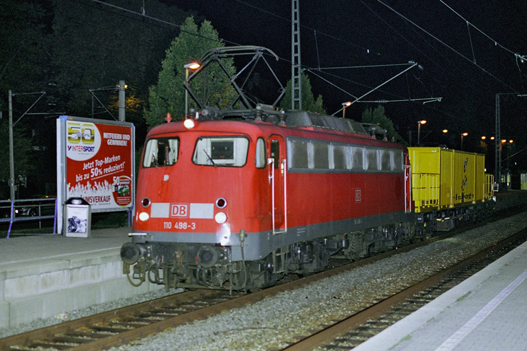 110 498 mit Schienenputzzug Rbz 91723 bei km 15,6 (Oktober 2006)