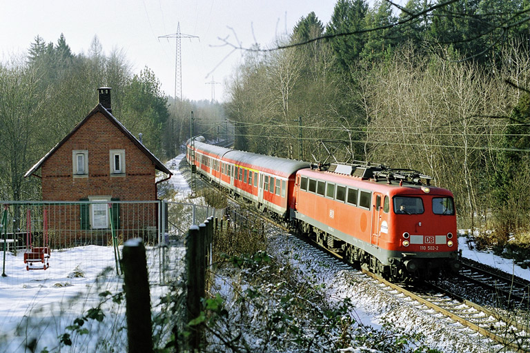 110 502 mit RE 70650 bei km 19,2 (Januar 2006)
