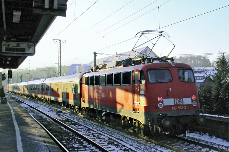 110 502 mit RE 70651 bei km 16,6 (Januar 2006)
