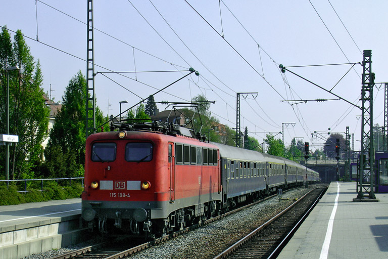 115 198 mit DZ 13087 bei km 15,6 (Mai 2006)
