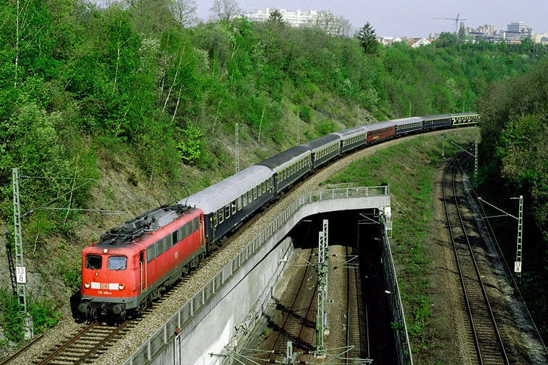 115 198 mit DZ 13087 bei km 13,8 (Mai 2006)