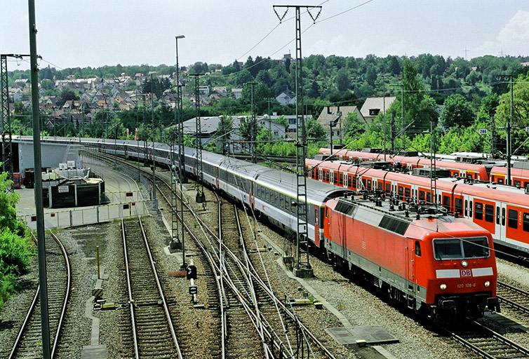 120 108 mit IC 2680 bei km 16,0 (Juni 2006)