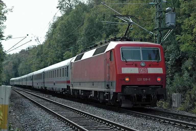120 108 mit IC 2803 bei km 12,8 (September 2006)