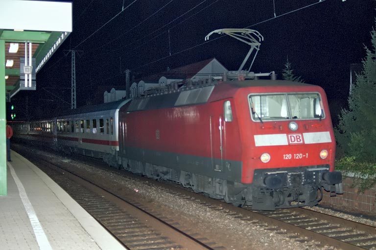 120 120 mit IC 2805 bei km 16,6 (November 2006)