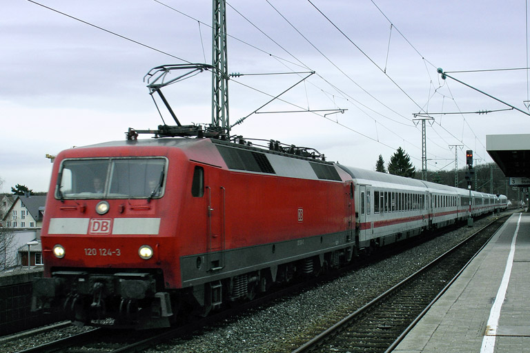 120 124 mit Leerreisezug bei km 16,6 (M&auml;rz 2006)