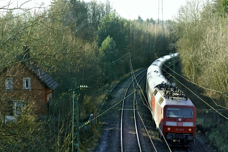 120 132 mit IC 2807 bei km 19,2 (Dezember 2006)