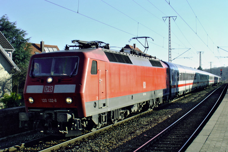 120 132 mit IC 2812 bei km 16,6 (Dezember 2006)