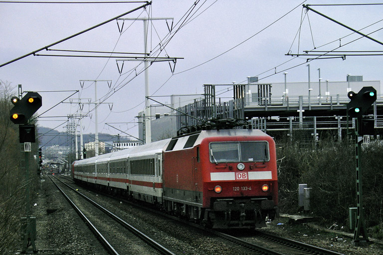 120 133 mit CIS 2805 bei km 24,6 (April 2006)