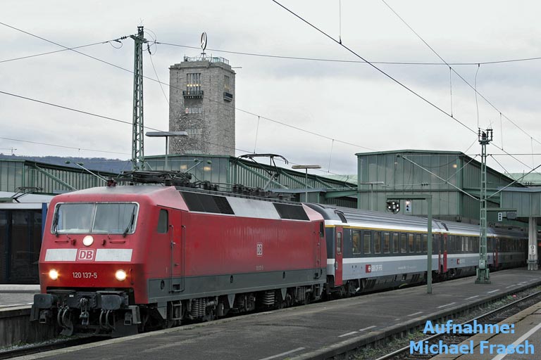 120 137 mit EC 2801 bei km 0,4 (Dezember 2006)
