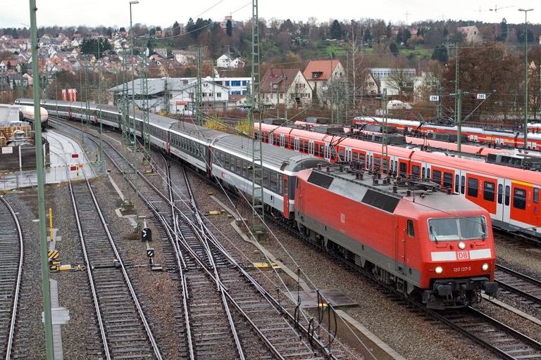120 137 mit EC 2802 bei km 16,0 (Dezember 2006)