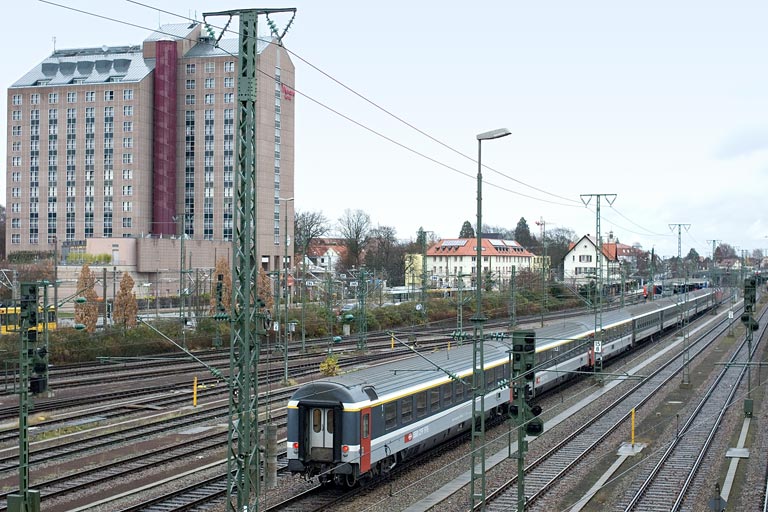 120 137 mit EC 2802 bei km 15,8 (Dezember 2006)