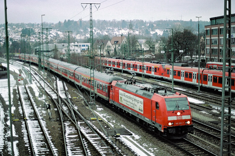 146 202 mit RE 19622 bei km 16,0 (Februar 2006)