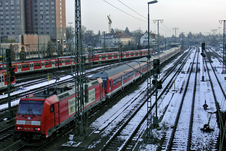146 204 mit RE 19622 bei km 15,8 (Februar 2006)