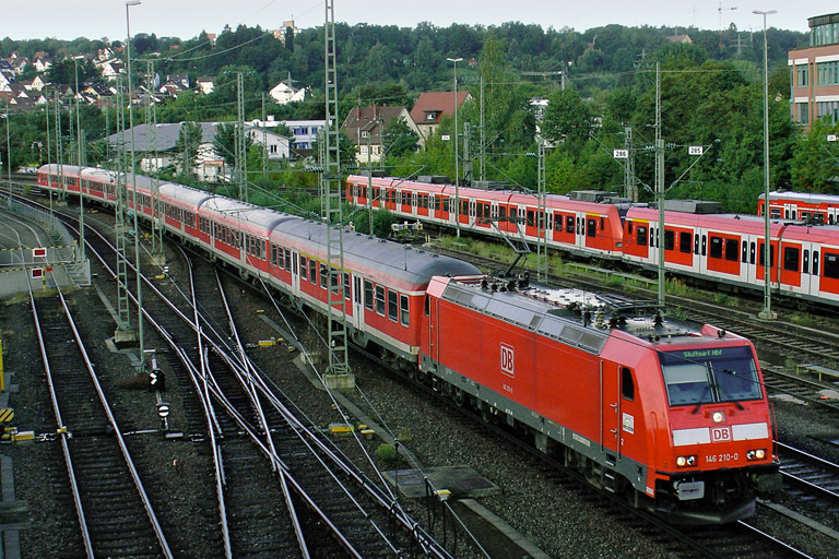146 210 mit RE 19622 bei km 14,6 (August 2006)
