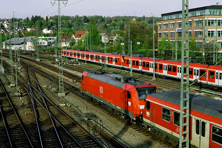 146 211 mit RE 19622 bei km 16,0 (Mai 2006)