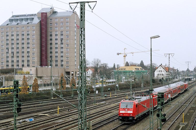 146 212 und 146 222 mit RE 19654 bei km 15,8 (M&auml;rz 2006)