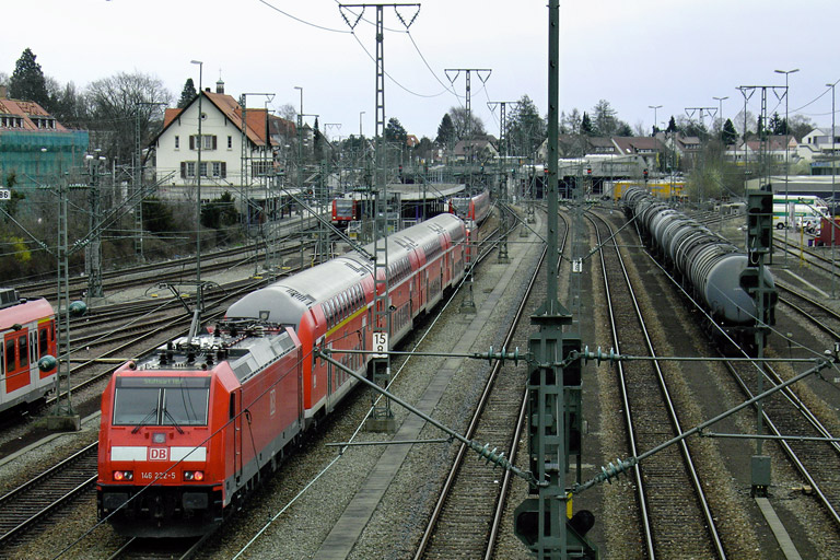 146 222 mit RE 19654 bei km 15,8 (April 2006)