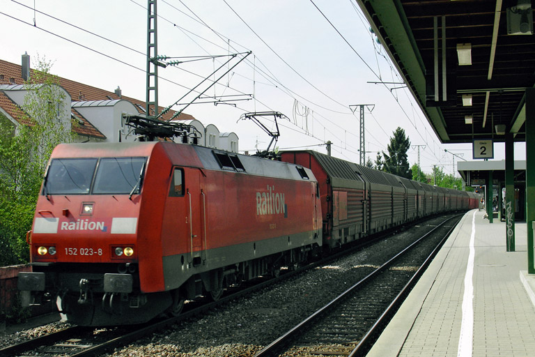 152 023 mit FZ 56167 bei km 16,6 (Mai 2006)