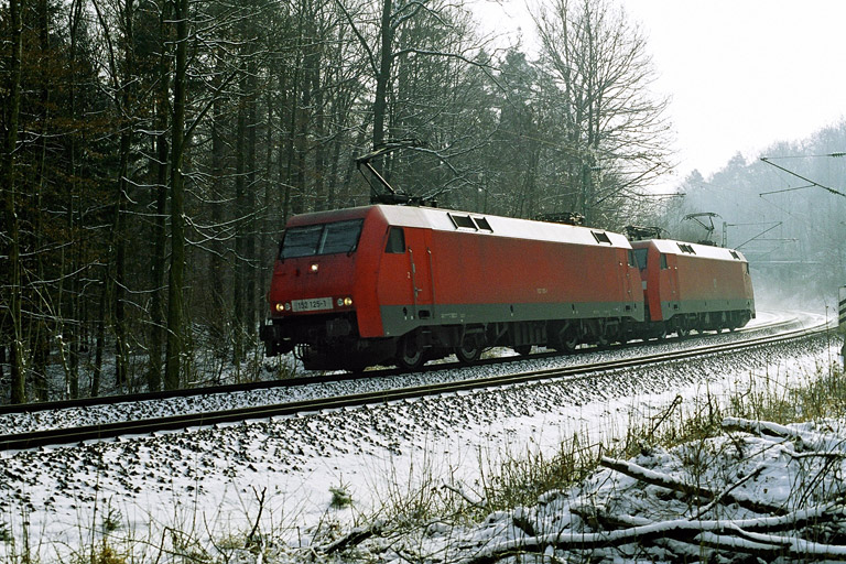 152 125 und 152 149 als Tfzf 68719 bei km 11,4 (Januar 2006)