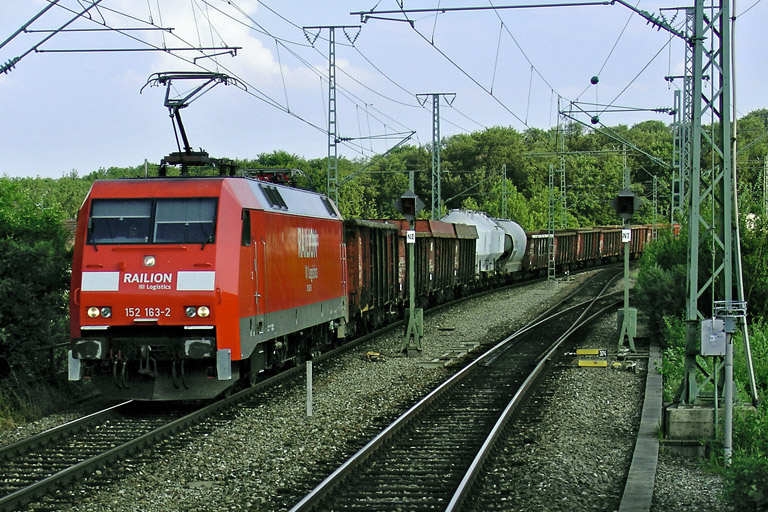 152 163 mit FZ 56180 bei km 16,8 (Juli 2006)