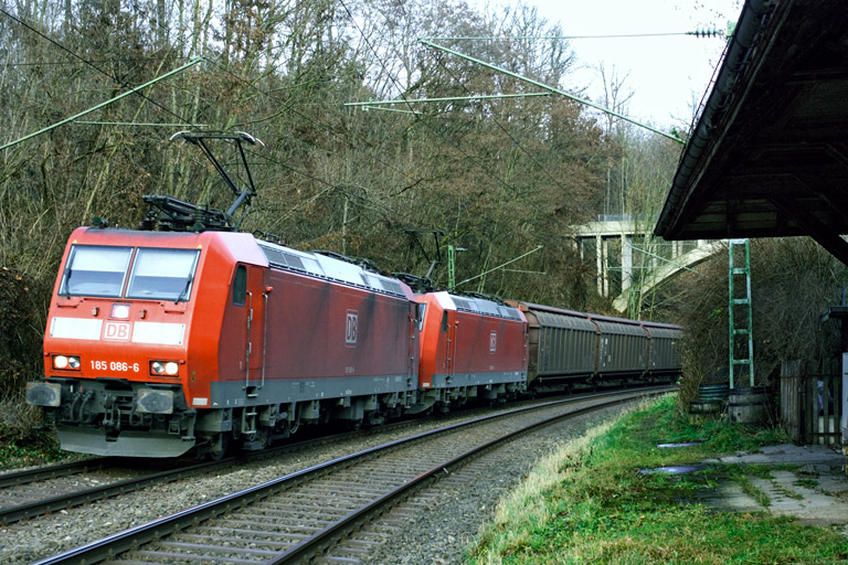 185 086 und 185 088 mit FE 45177 bei km 10,8 (Dezember 2006)