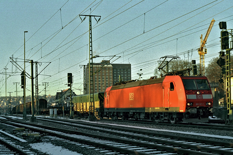 185 121 mit FE 44698 bei km 15,6 (Januar 2006)
