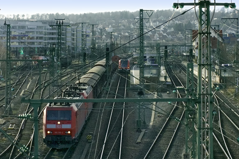 185 130 und 185 223 mit FE 44696 bei km 15,6 (Dezember 2006)