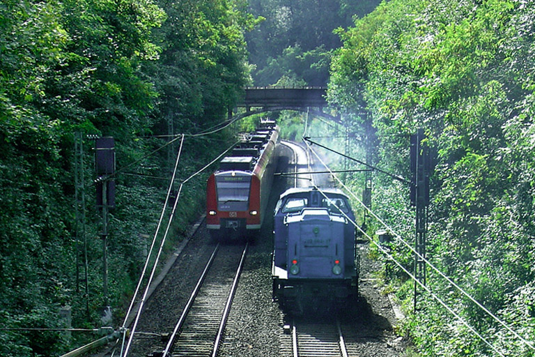 202 563 und Baureihe 425 bei km 9,6 (August 2006)