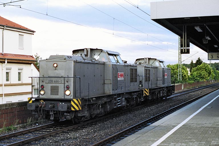 206 466 und 206 364 als Tfzf(D) 88159 bei km 16,6 (August 2006)