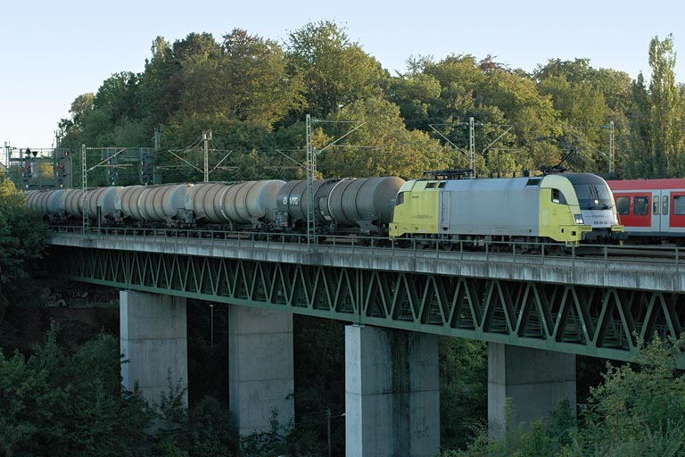 ES 64 U2-095 mit DGS 90594 bei km 14,6 (September 2006)
