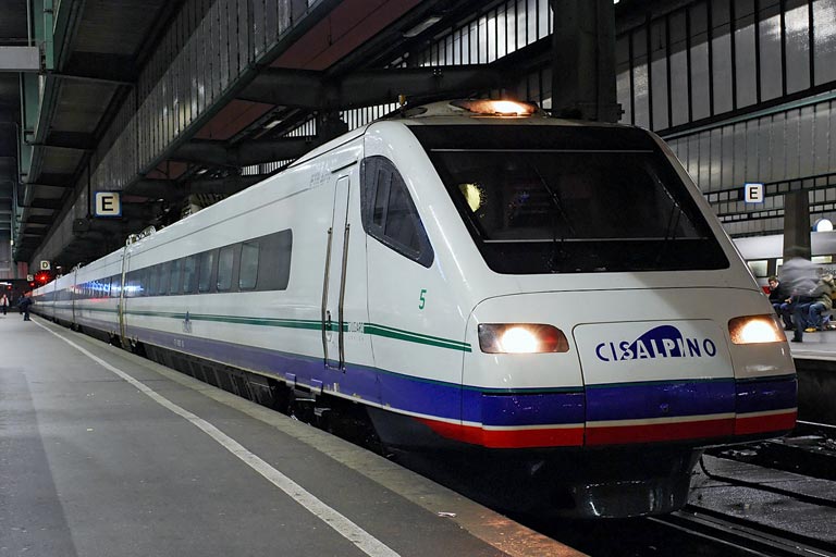 Cisalpino Baureihe ETR 470 als letzter CIS 154 bei km 0,4 (Dezember 2006)