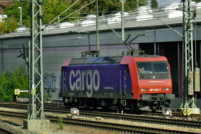 SBB Cargo 481 005 bei km 15,6 (September 2006)