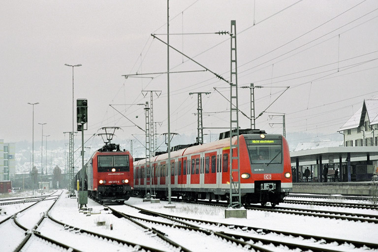 SBB Cargo 482 011 und Baureihe 423 bei km 15,6 (Januar 2006)