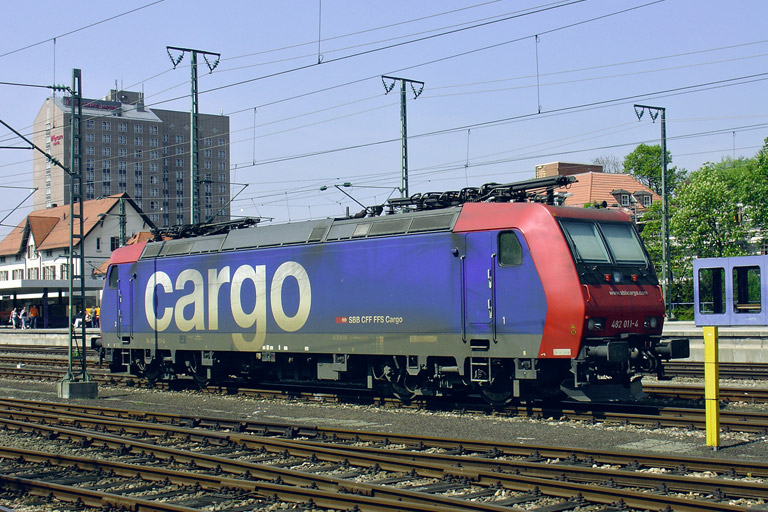 SBB Cargo 482 011 bei km 15,6 (Mai 2006)