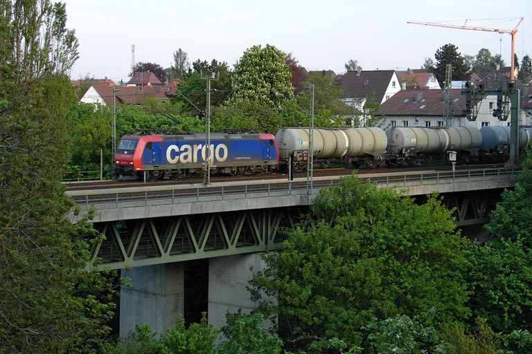 SBB Cargo 482 011 bei km 14,6 (Mai 2006)