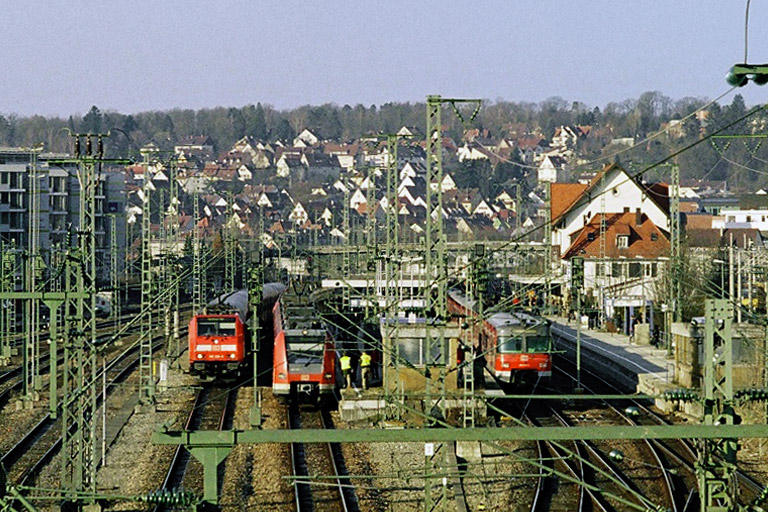 Baureihe 146 mit RE 19622 sowie Baureihen 420 und 423 bei km 15,6 (April 2006)