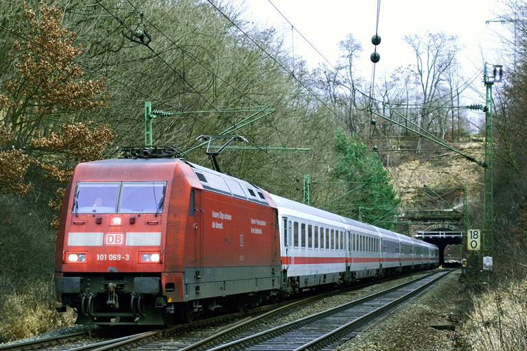 101 069 mit IC 2805 bei km 18,0 (Januar 2007)