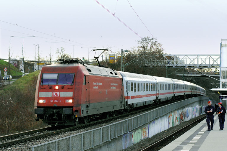 101 069 mit IC 2805 bei km 14,2 (Januar 2007)