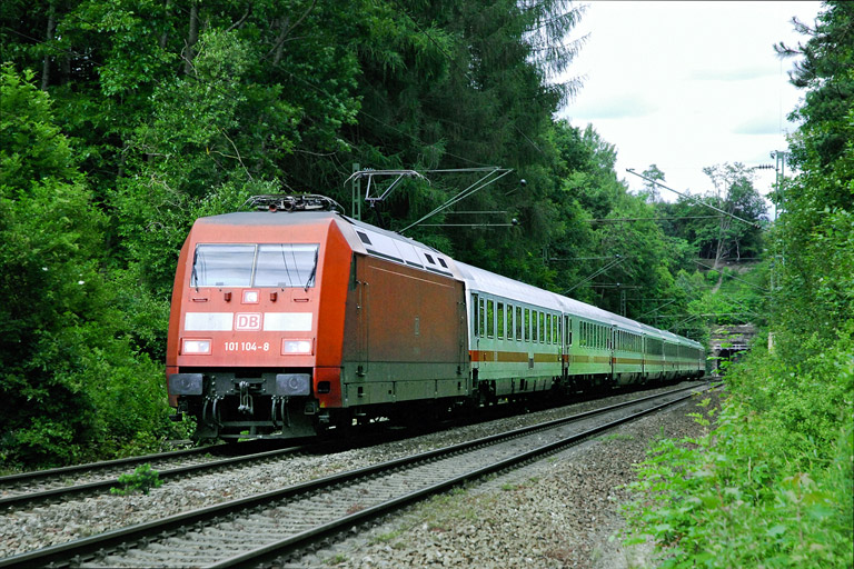 101 104 mit IC 2803 bei km 18,2 (Juni 2007)