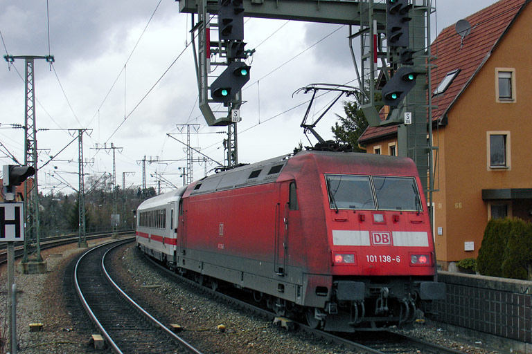 101 138 mit EC 2800 bei km 16,6 (Januar 2007)
